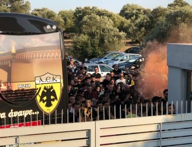 ΑΕΚ-ΠΑΟΚ: Οπαδοί της Ένωσης στην προπόνηση της ομάδας στα Σπάτα πριν το κρίσιμο παιχνίδι